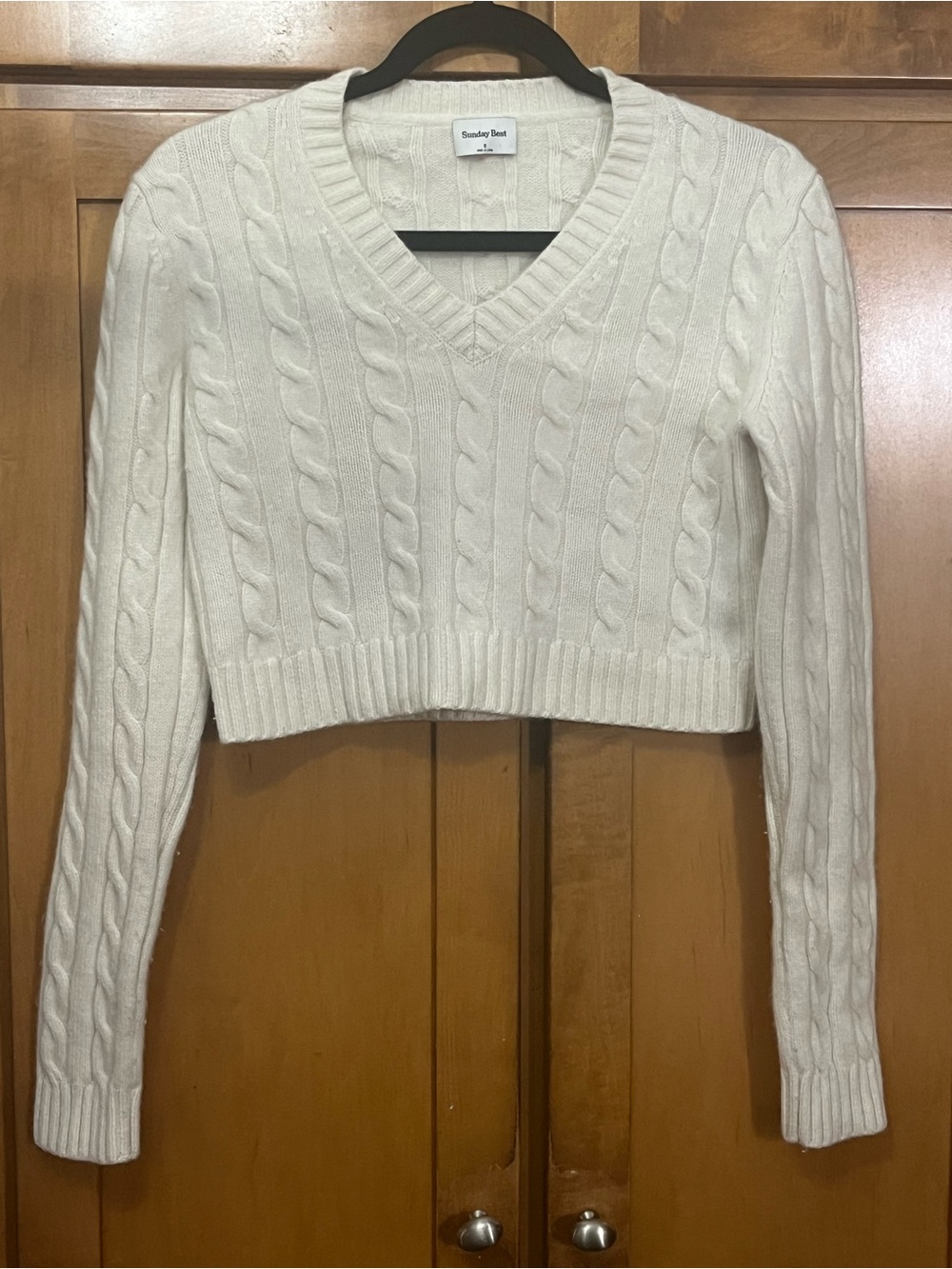 Sunday Best Aritzia Cream Cable Knit V-Neck Cropped Sweater Small